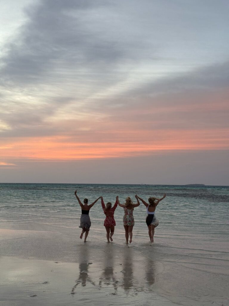 This image has an empty alt attribute; its file name is 20251027_182427_C6C7E3-768x1024.jpeg